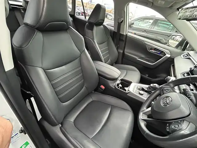 トヨタ ＲＡＶ４ G Zパッケージ 香川県 2021(令3)年 2.8万km ホワイトパールクリスタルシャイン 純正9インチディスプレイオーディオ/→AM/FM/Bluetooth/パノラマムーンルーフ/全方位カメラ/パワーバックドア/寒冷地仕様/ブラインドスポットモニター/衝突軽減ブレーキ/レーダークルーズコントロール/レーンキープアシスト/ドライブレコーダー/レザーシート/ハンドルヒーター/シートヒーター/パワーシート/メモリーシート/LEDヘッドライト/オートハイビーム/コーナーセンサー/スマートキー/プッシュスタート/スマートキー/社外フロアマット/純正19インチアルミホイール/ステアリングスイッチ