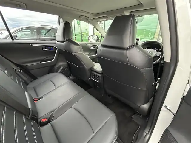 トヨタ ＲＡＶ４ G Zパッケージ 香川県 2021(令3)年 2.8万km ホワイトパールクリスタルシャイン 純正9インチディスプレイオーディオ/→AM/FM/Bluetooth/パノラマムーンルーフ/全方位カメラ/パワーバックドア/寒冷地仕様/ブラインドスポットモニター/衝突軽減ブレーキ/レーダークルーズコントロール/レーンキープアシスト/ドライブレコーダー/レザーシート/ハンドルヒーター/シートヒーター/パワーシート/メモリーシート/LEDヘッドライト/オートハイビーム/コーナーセンサー/スマートキー/プッシュスタート/スマートキー/社外フロアマット/純正19インチアルミホイール/ステアリングスイッチ