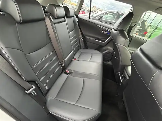トヨタ ＲＡＶ４ G Zパッケージ 香川県 2021(令3)年 2.8万km ホワイトパールクリスタルシャイン 純正9インチディスプレイオーディオ/→AM/FM/Bluetooth/パノラマムーンルーフ/全方位カメラ/パワーバックドア/寒冷地仕様/ブラインドスポットモニター/衝突軽減ブレーキ/レーダークルーズコントロール/レーンキープアシスト/ドライブレコーダー/レザーシート/ハンドルヒーター/シートヒーター/パワーシート/メモリーシート/LEDヘッドライト/オートハイビーム/コーナーセンサー/スマートキー/プッシュスタート/スマートキー/社外フロアマット/純正19インチアルミホイール/ステアリングスイッチ