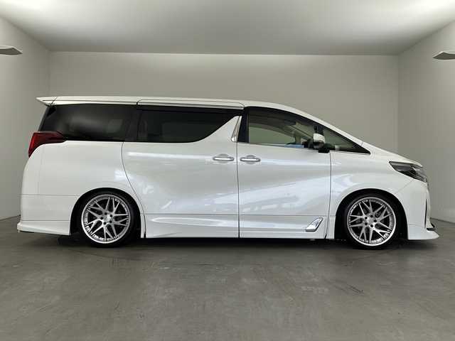 トヨタ アルファード G 兵庫県 2020(令2)年 4.9万km ホワイトパールクリスタルシャイン ・ワンオーナー車/・純正ナビ/CD/DVD/SD/TV/Bluetooth接続/・純正リアフリップダウンモニター/・両側パワースライドドア/・前席パワーシート/・運転席メモリーシート/・革シート/・前席シートヒーター/ベンチレーション/・パワーバックドア/・デジタルインナーミラー/・TRDエアロ/・前方ドライブレコーダー/・AC100V電源/・nanoeエアコン/・WORK20インチアルミホイール/・社外車高調/・社外マフラー/・3眼LEDヘッドランプ/・LEDフォグランプ/・ビルトインETC2.0/・スマートキー/・スペアキー/・純正ウッドコンビステアリング/・取扱説明書/・カーテンエアバッグ/・トヨタセーフティセンス/・プリクラッシュセーフティ/・レーントレーシングアシスト/・レーダークルーズコントロール/・ロードサインアシスト/・アダプティブハイビームシステム/・先行車発進告知機能/・ブラインドスポットモニター/・前後クリアランスソナー/・バックガイドモニター/・ドライブスタートコントロール/・車両運動統合制御システム/・パーキングサポートブレーキ