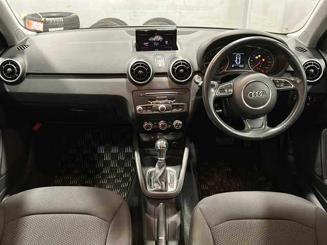 アウディ Ａ１ SB 1．0TFSI 栃木県 2017(平29)年 2.6万km 青Ｍ 純正MMIディスプレイ/ナビ/Bluetooth/CD/DVD/TV/パーキングシステム/アンチロッククブレーキシステム(ABS)/エレクトロニックディファレンシャルロック(EDS)/セレクティブホイールトルクコクトロール/マルチコリジョンブレーキアシストシステム/エレクトロメカニカルパワーステアリング/アイドリングストップ/ETC/プッシュスタート/スマートキー・スペアキー/LEDヘッドライト/取扱説明書/保証書