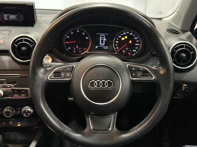 アウディ Ａ１ SB 1．0TFSI 栃木県 2017(平29)年 2.6万km 青Ｍ 純正MMIディスプレイ/ナビ/Bluetooth/CD/DVD/TV/パーキングシステム/アンチロッククブレーキシステム(ABS)/エレクトロニックディファレンシャルロック(EDS)/セレクティブホイールトルクコクトロール/マルチコリジョンブレーキアシストシステム/エレクトロメカニカルパワーステアリング/アイドリングストップ/ETC/プッシュスタート/スマートキー・スペアキー/LEDヘッドライト/取扱説明書/保証書