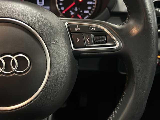 アウディ Ａ１ SB 1．0TFSI 栃木県 2017(平29)年 2.6万km 青Ｍ 純正MMIディスプレイ/ナビ/Bluetooth/CD/DVD/TV/パーキングシステム/アンチロッククブレーキシステム(ABS)/エレクトロニックディファレンシャルロック(EDS)/セレクティブホイールトルクコクトロール/マルチコリジョンブレーキアシストシステム/エレクトロメカニカルパワーステアリング/アイドリングストップ/ETC/プッシュスタート/スマートキー・スペアキー/LEDヘッドライト/取扱説明書/保証書