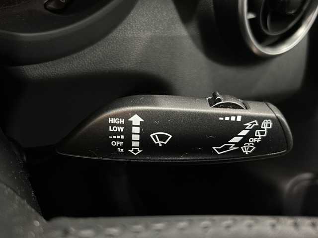 アウディ Ａ１ SB 1．0TFSI 栃木県 2017(平29)年 2.6万km 青Ｍ 純正MMIディスプレイ/ナビ/Bluetooth/CD/DVD/TV/パーキングシステム/アンチロッククブレーキシステム(ABS)/エレクトロニックディファレンシャルロック(EDS)/セレクティブホイールトルクコクトロール/マルチコリジョンブレーキアシストシステム/エレクトロメカニカルパワーステアリング/アイドリングストップ/ETC/プッシュスタート/スマートキー・スペアキー/LEDヘッドライト/取扱説明書/保証書