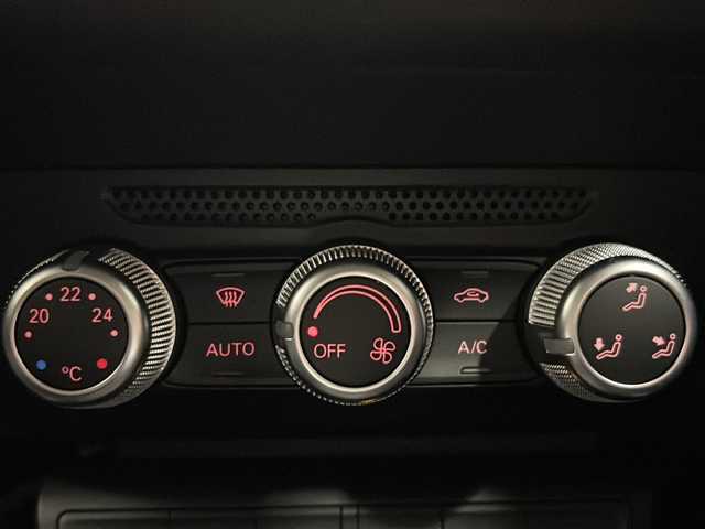 アウディ Ａ１ SB 1．0TFSI 栃木県 2017(平29)年 2.6万km 青Ｍ 純正MMIディスプレイ/ナビ/Bluetooth/CD/DVD/TV/パーキングシステム/アンチロッククブレーキシステム(ABS)/エレクトロニックディファレンシャルロック(EDS)/セレクティブホイールトルクコクトロール/マルチコリジョンブレーキアシストシステム/エレクトロメカニカルパワーステアリング/アイドリングストップ/ETC/プッシュスタート/スマートキー・スペアキー/LEDヘッドライト/取扱説明書/保証書