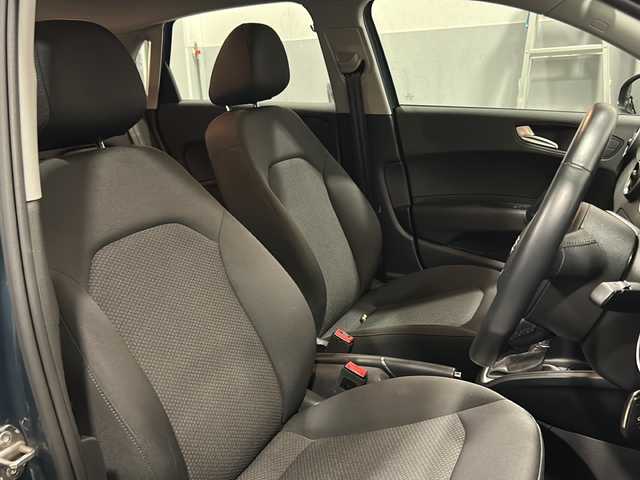 アウディ Ａ１ SB 1．0TFSI 栃木県 2017(平29)年 2.6万km 青Ｍ 純正MMIディスプレイ/ナビ/Bluetooth/CD/DVD/TV/パーキングシステム/アンチロッククブレーキシステム(ABS)/エレクトロニックディファレンシャルロック(EDS)/セレクティブホイールトルクコクトロール/マルチコリジョンブレーキアシストシステム/エレクトロメカニカルパワーステアリング/アイドリングストップ/ETC/プッシュスタート/スマートキー・スペアキー/LEDヘッドライト/取扱説明書/保証書