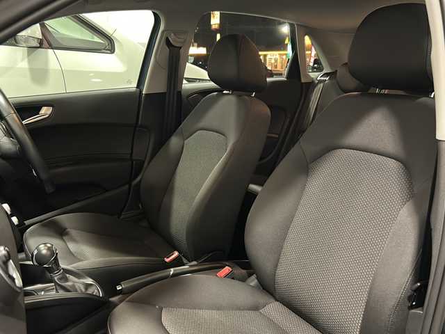 アウディ Ａ１ SB 1．0TFSI 栃木県 2017(平29)年 2.6万km 青Ｍ 純正MMIディスプレイ/ナビ/Bluetooth/CD/DVD/TV/パーキングシステム/アンチロッククブレーキシステム(ABS)/エレクトロニックディファレンシャルロック(EDS)/セレクティブホイールトルクコクトロール/マルチコリジョンブレーキアシストシステム/エレクトロメカニカルパワーステアリング/アイドリングストップ/ETC/プッシュスタート/スマートキー・スペアキー/LEDヘッドライト/取扱説明書/保証書