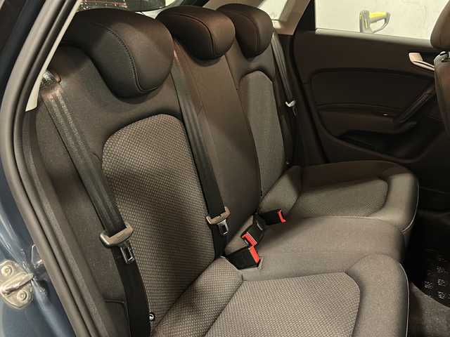 アウディ Ａ１ SB 1．0TFSI 栃木県 2017(平29)年 2.6万km 青Ｍ 純正MMIディスプレイ/ナビ/Bluetooth/CD/DVD/TV/パーキングシステム/アンチロッククブレーキシステム(ABS)/エレクトロニックディファレンシャルロック(EDS)/セレクティブホイールトルクコクトロール/マルチコリジョンブレーキアシストシステム/エレクトロメカニカルパワーステアリング/アイドリングストップ/ETC/プッシュスタート/スマートキー・スペアキー/LEDヘッドライト/取扱説明書/保証書