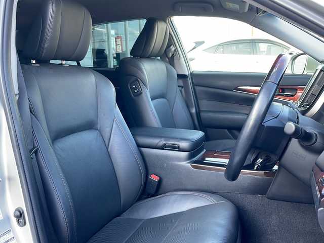 トヨタ クラウン マジェスタ Fバージョン 栃木県 2015(平27)年 5.5万km プレシャスシルバー 純正ナビ/Ｂｌｕｅｔｏｏｔｈ/ＴＶ視聴可/パワーシート/シートヒーター/ベンチレーション/レザーシート/ステアリングヒーター/クルーズコントロール/純正フロアマット/純正アルミホイール/ＬＥＤライト/ABS/横滑り防止機能/コーナーセンサー/盗難防止装置/衝突被害軽減システム