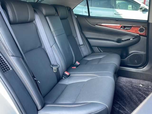 トヨタ クラウン マジェスタ Fバージョン 栃木県 2015(平27)年 5.5万km プレシャスシルバー 純正ナビ/Ｂｌｕｅｔｏｏｔｈ/ＴＶ視聴可/パワーシート/シートヒーター/ベンチレーション/レザーシート/ステアリングヒーター/クルーズコントロール/純正フロアマット/純正アルミホイール/ＬＥＤライト/ABS/横滑り防止機能/コーナーセンサー/盗難防止装置/衝突被害軽減システム