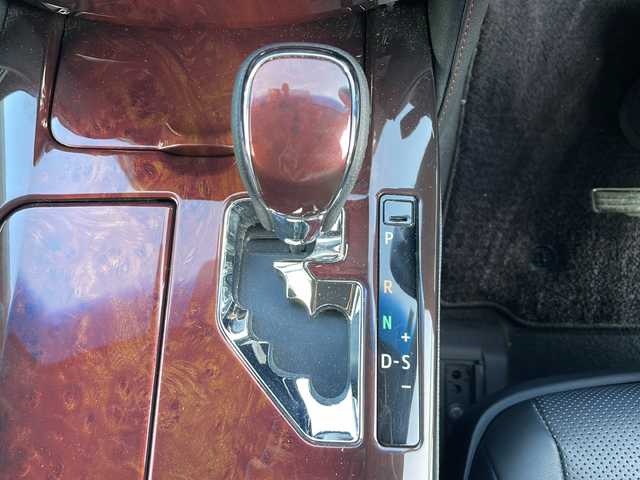 トヨタ クラウン マジェスタ Fバージョン 栃木県 2015(平27)年 5.5万km プレシャスシルバー 純正ナビ/Ｂｌｕｅｔｏｏｔｈ/ＴＶ視聴可/パワーシート/シートヒーター/ベンチレーション/レザーシート/ステアリングヒーター/クルーズコントロール/純正フロアマット/純正アルミホイール/ＬＥＤライト/ABS/横滑り防止機能/コーナーセンサー/盗難防止装置/衝突被害軽減システム