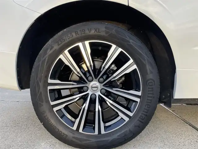 ボルボ ボルボ ＸＣ６０ B5 AWD インスクリプション 東京都 2022(令4)年 2.8万km パール ハンドルヒーター/レザーシート/シートヒーター/シートベンチレーション/360°カメラ/アダプティブクルーズコントロール/ボルボセーフティパッケージ/純正Ｇｏｏｇｌｅナビ/360°カメラ/ETC2.0