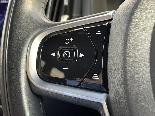 ボルボ ボルボ ＸＣ６０ B5 AWD インスクリプション 東京都 2022(令4)年 2.8万km パール ハンドルヒーター/レザーシート/シートヒーター/シートベンチレーション/360°カメラ/アダプティブクルーズコントロール/ボルボセーフティパッケージ/純正Ｇｏｏｇｌｅナビ/360°カメラ/ETC2.0