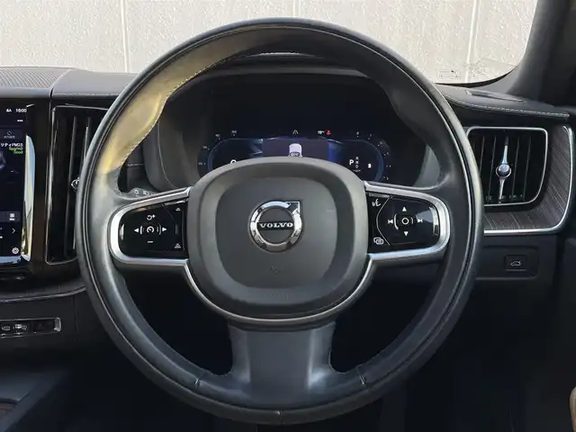 ボルボ ボルボ ＸＣ６０ B5 AWD インスクリプション 東京都 2022(令4)年 2.8万km パール ハンドルヒーター/レザーシート/シートヒーター/シートベンチレーション/360°カメラ/アダプティブクルーズコントロール/ボルボセーフティパッケージ/純正Ｇｏｏｇｌｅナビ/360°カメラ/ETC2.0