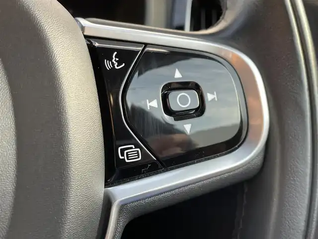 ボルボ ボルボ ＸＣ６０ B5 AWD インスクリプション 東京都 2022(令4)年 2.8万km パール ハンドルヒーター/レザーシート/シートヒーター/シートベンチレーション/360°カメラ/アダプティブクルーズコントロール/ボルボセーフティパッケージ/純正Ｇｏｏｇｌｅナビ/360°カメラ/ETC2.0