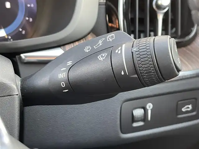 ボルボ ボルボ ＸＣ６０ B5 AWD インスクリプション 東京都 2022(令4)年 2.8万km パール ハンドルヒーター/レザーシート/シートヒーター/シートベンチレーション/360°カメラ/アダプティブクルーズコントロール/ボルボセーフティパッケージ/純正Ｇｏｏｇｌｅナビ/360°カメラ/ETC2.0