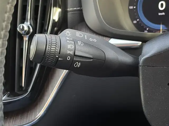 ボルボ ボルボ ＸＣ６０ B5 AWD インスクリプション 東京都 2022(令4)年 2.8万km パール ハンドルヒーター/レザーシート/シートヒーター/シートベンチレーション/360°カメラ/アダプティブクルーズコントロール/ボルボセーフティパッケージ/純正Ｇｏｏｇｌｅナビ/360°カメラ/ETC2.0