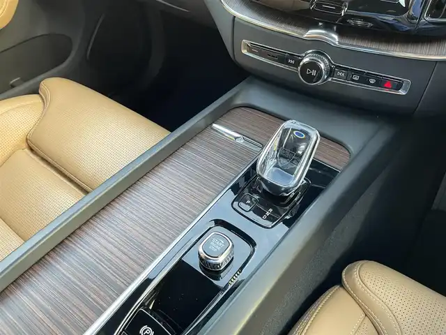 ボルボ ボルボ ＸＣ６０ B5 AWD インスクリプション 東京都 2022(令4)年 2.8万km パール ハンドルヒーター/レザーシート/シートヒーター/シートベンチレーション/360°カメラ/アダプティブクルーズコントロール/ボルボセーフティパッケージ/純正Ｇｏｏｇｌｅナビ/360°カメラ/ETC2.0