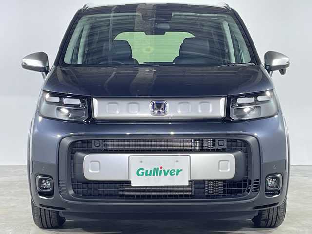 ホンダ フリード ハイブリット e:HEV クロスター 福岡県 2025(令7)年 0.1千km メテオロイドグレーメタリック 禁煙車/純正9インチナビ（LXM-242ZFNI）/フルセグテレビ/バックカメラ/レーダークルーズコントロール/LEDヘッドライト/シートヒーター/純正15インチアルミホイール/両側パワースライドドア/スマートキー/プッシュスタートエンジン/革巻きステアリング/ブラインドスポットモニター