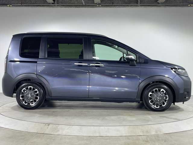 ホンダ フリード ハイブリット e:HEV クロスター 福岡県 2025(令7)年 0.1千km メテオロイドグレーメタリック 禁煙車/純正9インチナビ（LXM-242ZFNI）/フルセグテレビ/バックカメラ/レーダークルーズコントロール/LEDヘッドライト/シートヒーター/純正15インチアルミホイール/両側パワースライドドア/スマートキー/プッシュスタートエンジン/革巻きステアリング/ブラインドスポットモニター