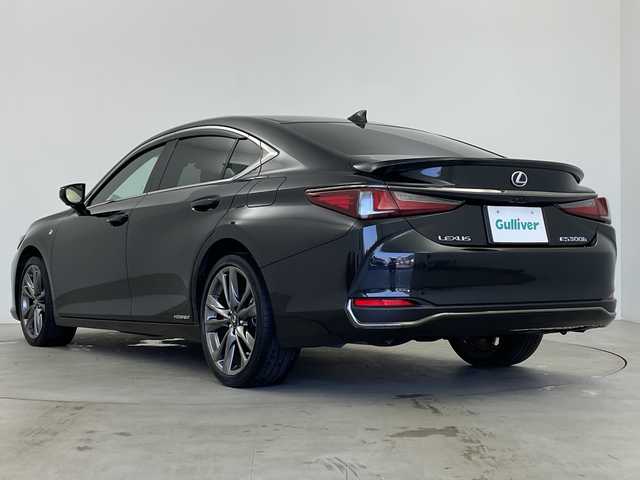 レクサス ＥＳ 300h Fスポーツ 鹿児島県 2020(令2)年 2.9万km グラファイトブラックガラスフレーク ワンオーナー/メーカーOPナビ/(CD/DVD/BT/フルセグ)/サンルーフ/レクサスセーフティシステム＋/パノラミックビューモニター/バックカメラ/プリクラッシュセーフティー/レーントレーシングアシスト/ブラインドスポットモニター/パーキングサポートアラート/レーダークルーズコントロール/前席パワーシート/前席シートヒーター/前席シートベンチレーション/運転席シートメモリー/ステアリングヒーター/オートハイビーム/オートライト/社外レーダー/前方ドライブレコーダー/ビルトインETC2.0/パドルシフト/電動リヤサンシェード/純正フロアマット