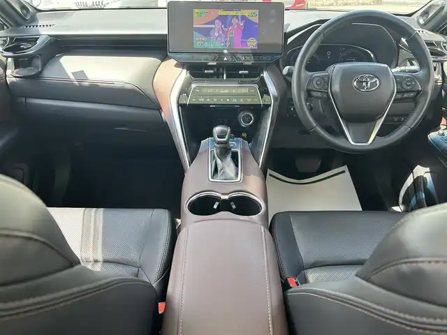 トヨタ ハリアー ハイブリッド Z レザーパッケージ 群馬県 2023(令5)年 2.4万km プラチナホワイトパールマイカ ワンオーナー/純正SDナビ(AM・FM/BT/フルセグTV)/JBLプレミアムサウンド/純正ドライブレコーダー/ビルトインETC2.0/インテリジェントルームミラー/置くだけ充電/電子パーキングブレーキ/横滑り防止装置/クルーズコントロール/車線逸脱防止アラート/ステアリングスイッチ/ステアリングヒーター/パノラマサンルーフ/レザーシート/パワーシート(D/N席)/シートヒーター(D/N席)/エアーシート(D/N席)/オートライト/オートハイビーム/LEDヘッドライト/電格ミラー/コーナーセンサー/プッシュスタート/スマートキー×2/取扱説明書/保証書/記録簿
