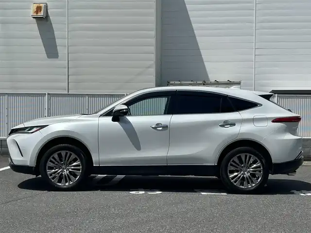 トヨタ ハリアー ハイブリッド Z レザーパッケージ 群馬県 2023(令5)年 2.4万km プラチナホワイトパールマイカ ワンオーナー/純正SDナビ(AM・FM/BT/フルセグTV)/JBLプレミアムサウンド/純正ドライブレコーダー/ビルトインETC2.0/インテリジェントルームミラー/置くだけ充電/電子パーキングブレーキ/横滑り防止装置/クルーズコントロール/車線逸脱防止アラート/ステアリングスイッチ/ステアリングヒーター/パノラマサンルーフ/レザーシート/パワーシート(D/N席)/シートヒーター(D/N席)/エアーシート(D/N席)/オートライト/オートハイビーム/LEDヘッドライト/電格ミラー/コーナーセンサー/プッシュスタート/スマートキー×2/取扱説明書/保証書/記録簿