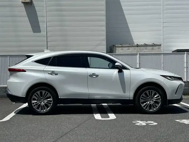 トヨタ ハリアー ハイブリッド Z レザーパッケージ 群馬県 2023(令5)年 2.4万km プラチナホワイトパールマイカ ワンオーナー/純正SDナビ(AM・FM/BT/フルセグTV)/JBLプレミアムサウンド/純正ドライブレコーダー/ビルトインETC2.0/インテリジェントルームミラー/置くだけ充電/電子パーキングブレーキ/横滑り防止装置/クルーズコントロール/車線逸脱防止アラート/ステアリングスイッチ/ステアリングヒーター/パノラマサンルーフ/レザーシート/パワーシート(D/N席)/シートヒーター(D/N席)/エアーシート(D/N席)/オートライト/オートハイビーム/LEDヘッドライト/電格ミラー/コーナーセンサー/プッシュスタート/スマートキー×2/取扱説明書/保証書/記録簿