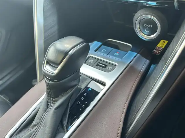 トヨタ ハリアー ハイブリッド Z レザーパッケージ 群馬県 2023(令5)年 2.4万km プラチナホワイトパールマイカ ワンオーナー/純正SDナビ(AM・FM/BT/フルセグTV)/JBLプレミアムサウンド/純正ドライブレコーダー/ビルトインETC2.0/インテリジェントルームミラー/置くだけ充電/電子パーキングブレーキ/横滑り防止装置/クルーズコントロール/車線逸脱防止アラート/ステアリングスイッチ/ステアリングヒーター/パノラマサンルーフ/レザーシート/パワーシート(D/N席)/シートヒーター(D/N席)/エアーシート(D/N席)/オートライト/オートハイビーム/LEDヘッドライト/電格ミラー/コーナーセンサー/プッシュスタート/スマートキー×2/取扱説明書/保証書/記録簿