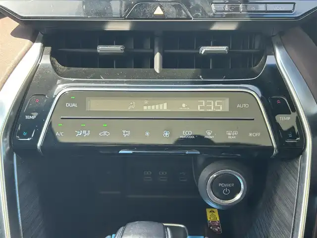 トヨタ ハリアー ハイブリッド Z レザーパッケージ 群馬県 2023(令5)年 2.4万km プラチナホワイトパールマイカ ワンオーナー/純正SDナビ(AM・FM/BT/フルセグTV)/JBLプレミアムサウンド/純正ドライブレコーダー/ビルトインETC2.0/インテリジェントルームミラー/置くだけ充電/電子パーキングブレーキ/横滑り防止装置/クルーズコントロール/車線逸脱防止アラート/ステアリングスイッチ/ステアリングヒーター/パノラマサンルーフ/レザーシート/パワーシート(D/N席)/シートヒーター(D/N席)/エアーシート(D/N席)/オートライト/オートハイビーム/LEDヘッドライト/電格ミラー/コーナーセンサー/プッシュスタート/スマートキー×2/取扱説明書/保証書/記録簿