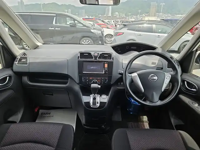 日産 セレナ ハイウェイスター Vセレクション 長崎県 2011(平23)年 5.3万km ブリリアントホワイトパール ワンオーナー/純正ナビ(BT/CD/DVD)/パワースライドドア(両側)/バックカメラ/ビルトインETC/クルーズコントロール/アイドリングストップ/ヒルスタートアシスト/ビークルダイナミクスコントロール/HIDヘッドランプ/オートライト/オートエアコン/本革巻きステアリング/ステアリングスイッチ/チップアップシート/フルフラット/2列目パーソナルテーブル/純正16インチアルミホイール/インテリジェントキー/プッシュエンジンスターター/イモビライザー/禁煙車