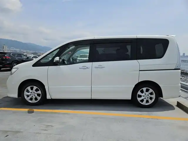 日産 セレナ ハイウェイスター Vセレクション 長崎県 2011(平23)年 5.3万km ブリリアントホワイトパール ワンオーナー/純正ナビ(BT/CD/DVD)/パワースライドドア(両側)/バックカメラ/ビルトインETC/クルーズコントロール/アイドリングストップ/ヒルスタートアシスト/ビークルダイナミクスコントロール/HIDヘッドランプ/オートライト/オートエアコン/本革巻きステアリング/ステアリングスイッチ/チップアップシート/フルフラット/2列目パーソナルテーブル/純正16インチアルミホイール/インテリジェントキー/プッシュエンジンスターター/イモビライザー/禁煙車