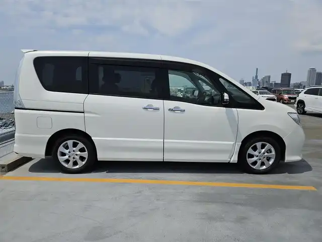 日産 セレナ ハイウェイスター Vセレクション 長崎県 2011(平23)年 5.3万km ブリリアントホワイトパール ワンオーナー/純正ナビ(BT/CD/DVD)/パワースライドドア(両側)/バックカメラ/ビルトインETC/クルーズコントロール/アイドリングストップ/ヒルスタートアシスト/ビークルダイナミクスコントロール/HIDヘッドランプ/オートライト/オートエアコン/本革巻きステアリング/ステアリングスイッチ/チップアップシート/フルフラット/2列目パーソナルテーブル/純正16インチアルミホイール/インテリジェントキー/プッシュエンジンスターター/イモビライザー/禁煙車