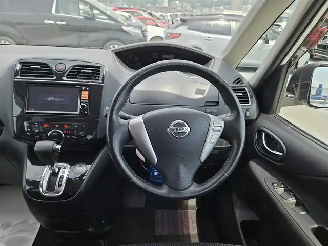 日産 セレナ ハイウェイスター Vセレクション 長崎県 2011(平23)年 5.3万km ブリリアントホワイトパール ワンオーナー/純正ナビ(BT/CD/DVD)/パワースライドドア(両側)/バックカメラ/ビルトインETC/クルーズコントロール/アイドリングストップ/ヒルスタートアシスト/ビークルダイナミクスコントロール/HIDヘッドランプ/オートライト/オートエアコン/本革巻きステアリング/ステアリングスイッチ/チップアップシート/フルフラット/2列目パーソナルテーブル/純正16インチアルミホイール/インテリジェントキー/プッシュエンジンスターター/イモビライザー/禁煙車