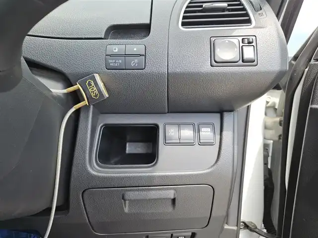 日産 セレナ ハイウェイスター Vセレクション 長崎県 2011(平23)年 5.3万km ブリリアントホワイトパール ワンオーナー/純正ナビ(BT/CD/DVD)/パワースライドドア(両側)/バックカメラ/ビルトインETC/クルーズコントロール/アイドリングストップ/ヒルスタートアシスト/ビークルダイナミクスコントロール/HIDヘッドランプ/オートライト/オートエアコン/本革巻きステアリング/ステアリングスイッチ/チップアップシート/フルフラット/2列目パーソナルテーブル/純正16インチアルミホイール/インテリジェントキー/プッシュエンジンスターター/イモビライザー/禁煙車