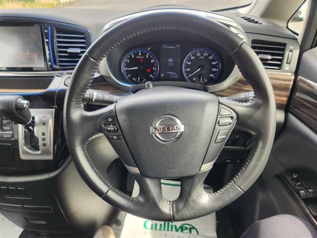 日産 エルグランド 250ハイウェイスター 群馬県 2014(平26)年 5.2万km ブリリアントホワイトパール 純正8型ナビ/　(Bluetooth/CD/DVD)/フルセグTV/片側パワースライドドア/バックモニター/ビルトインETC/ドライブレコーダー/純正後席専用モニター/クルーズコントロール/ビークルダイナミクスコントロール/LEDヘッドランプ/アクティブAFS/デュアルオートエアコン/本革巻きステアリング/合皮/ジャガード織物コンビシート/2列目コンフォタブルキャプテンシート/助手席オットマン/純正18インチアルミホイール/インテリジェントキー/プッシュスタートボタン/禁煙車