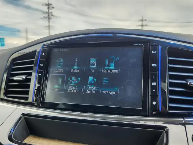 日産 エルグランド 250ハイウェイスター 群馬県 2014(平26)年 5.2万km ブリリアントホワイトパール 純正8型ナビ/　(Bluetooth/CD/DVD)/フルセグTV/片側パワースライドドア/バックモニター/ビルトインETC/ドライブレコーダー/純正後席専用モニター/クルーズコントロール/ビークルダイナミクスコントロール/LEDヘッドランプ/アクティブAFS/デュアルオートエアコン/本革巻きステアリング/合皮/ジャガード織物コンビシート/2列目コンフォタブルキャプテンシート/助手席オットマン/純正18インチアルミホイール/インテリジェントキー/プッシュスタートボタン/禁煙車