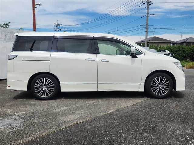 日産 エルグランド 250ハイウェイスター 群馬県 2014(平26)年 5.2万km ブリリアントホワイトパール 純正8型ナビ/　(Bluetooth/CD/DVD)/フルセグTV/片側パワースライドドア/バックモニター/ビルトインETC/ドライブレコーダー/純正後席専用モニター/クルーズコントロール/ビークルダイナミクスコントロール/LEDヘッドランプ/アクティブAFS/デュアルオートエアコン/本革巻きステアリング/合皮/ジャガード織物コンビシート/2列目コンフォタブルキャプテンシート/助手席オットマン/純正18インチアルミホイール/インテリジェントキー/プッシュスタートボタン/禁煙車