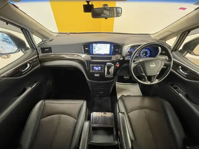 日産 エルグランド 250ハイウェイスター 群馬県 2014(平26)年 5.2万km ブリリアントホワイトパール 純正SDナビ/・フルセグTV/・Bluetooth/・DVD/CD/SD/USB/AUX/・FM/AM/純正フリップダウンモニター/バックカメラ/ドライブレコーダー/ビルトインETC/片側パワースライドドア/革巻きステアリング/ステアリングスイッチ/クルーズコントロール/ブラックハーフレザーシート/助手席オットマン/2列目オットマン/スマートキー/プッシュスタート/LEDヘッドライト/フォグランプ/オートライト/純正18インチAW/純正フロアマット/純正ドアバイザー/電動格納ウィンカーミラー/横滑り防止機能