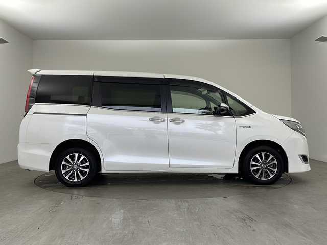 トヨタ エスクァイア ハイブリッド Xi 兵庫県 2019(平31)年 5.9万km ホワイトパールクリスタルシャイン ・ワンオーナー車/・社外ナビ/CD/DVD/BT/SD/TV/・バックカメラ/・パワースライドドア/・ビルトインETC/・クルーズコントロール/・Toyota Safety Sense/・プリクラッシュセーフティ/・レーンディパチャーアラート/・オートマチックハイビーム/・クリアランスソナー/・前席シートヒーター/・前方ドライブレコーダー/・純正１５インチアルミホイール/・スマートエントリーシステム/・スマートキー/・プッシュスタート/・横滑り防止装置/・革巻きステアリング