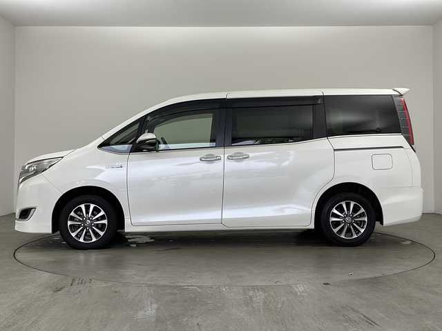 トヨタ エスクァイア ハイブリッド Xi 兵庫県 2019(平31)年 5.9万km ホワイトパールクリスタルシャイン ・ワンオーナー車/・社外ナビ/CD/DVD/BT/SD/TV/・バックカメラ/・パワースライドドア/・ビルトインETC/・クルーズコントロール/・Toyota Safety Sense/・プリクラッシュセーフティ/・レーンディパチャーアラート/・オートマチックハイビーム/・クリアランスソナー/・前席シートヒーター/・前方ドライブレコーダー/・純正１５インチアルミホイール/・スマートエントリーシステム/・スマートキー/・プッシュスタート/・横滑り防止装置/・革巻きステアリング