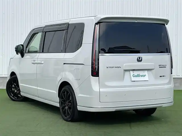 ホンダ ステップワゴン スパーダ eHEV プレミアムライン 香川県 2024(令6)年 2.4万km プラチナホワイトパール 登録時走行距離：23943km/純正SDナビゲーション/→CD/DVD再生/→フルセグTV/全方位カメラ/ビルトインETC2.0 /ステアリングリモコン/レーダークルーズコントロール/シートヒーター（1・2列目）/パワーシート/オートハイビーム/LEDオートライト/フォグランプ/電格ウィンカーミラー/レーンキープアシスト/横滑り防止装置/スマートキー/スペアキー