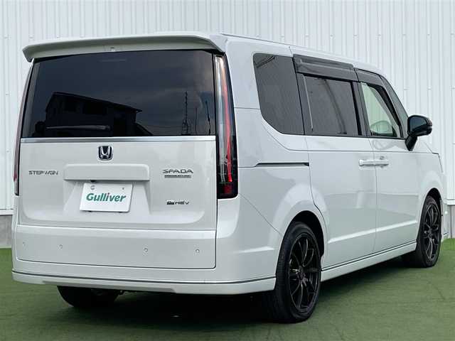 ホンダ ステップワゴン スパーダ eHEV プレミアムライン 香川県 2024(令6)年 2.4万km プラチナホワイトパール 登録時走行距離：23943km/純正SDナビゲーション/→CD/DVD再生/→フルセグTV/全方位カメラ/ビルトインETC2.0 /ステアリングリモコン/レーダークルーズコントロール/シートヒーター（1・2列目）/パワーシート/オートハイビーム/LEDオートライト/フォグランプ/電格ウィンカーミラー/レーンキープアシスト/横滑り防止装置/スマートキー/スペアキー