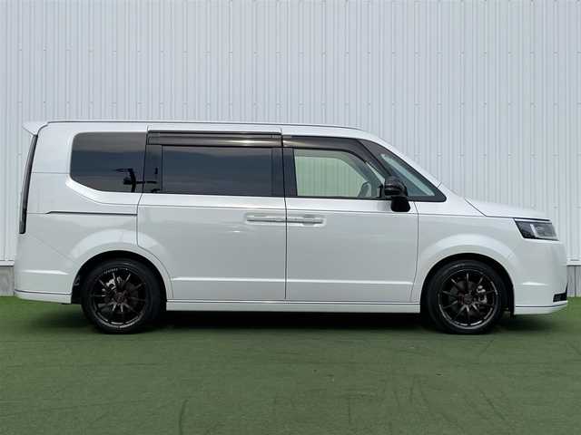 ホンダ ステップワゴン スパーダ eHEV プレミアムライン 香川県 2024(令6)年 2.4万km プラチナホワイトパール 登録時走行距離：23943km/純正SDナビゲーション/→CD/DVD再生/→フルセグTV/全方位カメラ/ビルトインETC2.0 /ステアリングリモコン/レーダークルーズコントロール/シートヒーター（1・2列目）/パワーシート/オートハイビーム/LEDオートライト/フォグランプ/電格ウィンカーミラー/レーンキープアシスト/横滑り防止装置/スマートキー/スペアキー