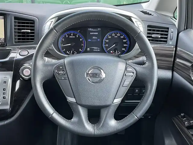 日産 エルグランド 250ハイウェイスターS 香川県 2017(平29)年 5.1万km ブリリアントホワイトパール 社外8インチメモリーナビ/→AM/FM/CD/DVD/Bluetooth/フルセグTV/バックカメラ/ビルトインETC/片側パワースライドドア/フリップダウンモニター/革巻きステアリング/ステアリングスイッチ/ハーフレザーシート/プッシュスタート/スマートキー/LEDヘッドライト/クルーズコントロール