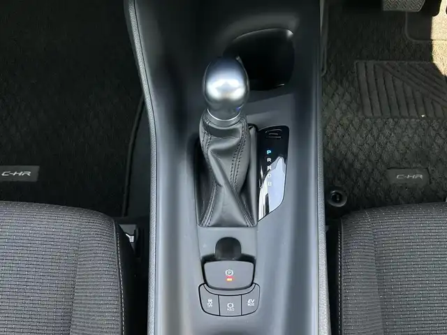 トヨタ Ｃ－ＨＲ S LEDパッケージ 埼玉県 2018(平30)年 3万km ホワイトパールクリスタルシャイン セーフティセンス/純正ナビTV/バックカメラ/LEDヘッドライト/純正１７インチアルミ/レーダークルーズコントロール/衝突軽減ブレーキ/Fドラレコ/プッシュスタート/スマートキー/走行３００１１キロ/業者施工の内外装クリーニング済/保証書付整備手帳