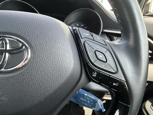 トヨタ Ｃ－ＨＲ S LEDパッケージ 埼玉県 2018(平30)年 3万km ホワイトパールクリスタルシャイン セーフティセンス/純正ナビTV/バックカメラ/LEDヘッドライト/純正１７インチアルミ/レーダークルーズコントロール/衝突軽減ブレーキ/Fドラレコ/プッシュスタート/スマートキー/走行３００１１キロ/業者施工の内外装クリーニング済/保証書付整備手帳