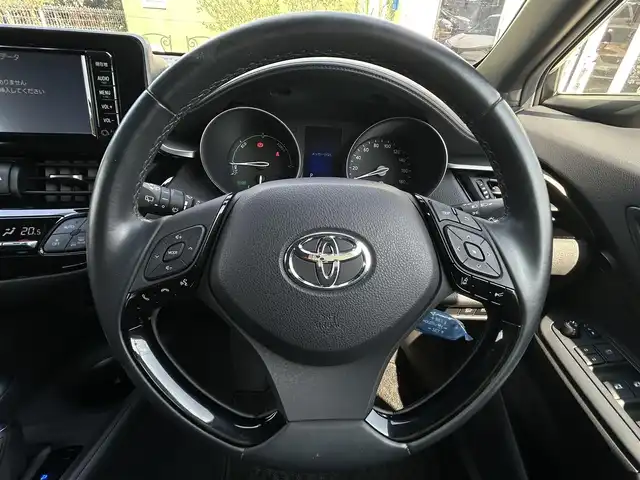 トヨタ Ｃ－ＨＲ S LEDパッケージ 埼玉県 2018(平30)年 3万km ホワイトパールクリスタルシャイン セーフティセンス/純正ナビTV/バックカメラ/LEDヘッドライト/純正１７インチアルミ/レーダークルーズコントロール/衝突軽減ブレーキ/Fドラレコ/プッシュスタート/スマートキー/走行３００１１キロ/業者施工の内外装クリーニング済/保証書付整備手帳