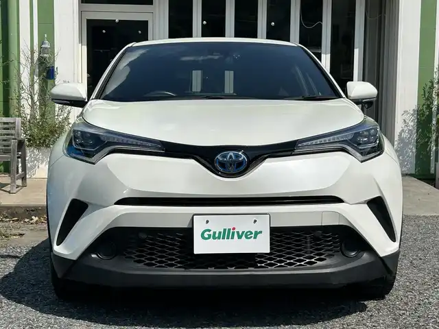 トヨタ Ｃ－ＨＲ S LEDパッケージ 埼玉県 2018(平30)年 3万km ホワイトパールクリスタルシャイン セーフティセンス/純正ナビTV/バックカメラ/LEDヘッドライト/純正１７インチアルミ/レーダークルーズコントロール/衝突軽減ブレーキ/Fドラレコ/プッシュスタート/スマートキー/走行３００１１キロ/業者施工の内外装クリーニング済/保証書付整備手帳