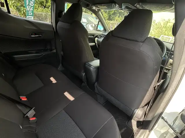 トヨタ Ｃ－ＨＲ S LEDパッケージ 埼玉県 2018(平30)年 3万km ホワイトパールクリスタルシャイン セーフティセンス/純正ナビTV/バックカメラ/LEDヘッドライト/純正１７インチアルミ/レーダークルーズコントロール/衝突軽減ブレーキ/Fドラレコ/プッシュスタート/スマートキー/走行３００１１キロ/業者施工の内外装クリーニング済/保証書付整備手帳